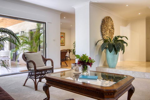 Cronulla Beach House B&B - Holiday Sunshine Coast 1