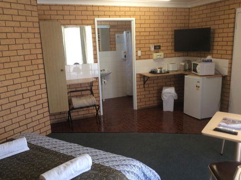 Cross Roads Motel - Holiday Sunshine Coast 3