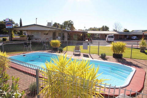 Cross Roads Motel - Holiday Sunshine Coast 0