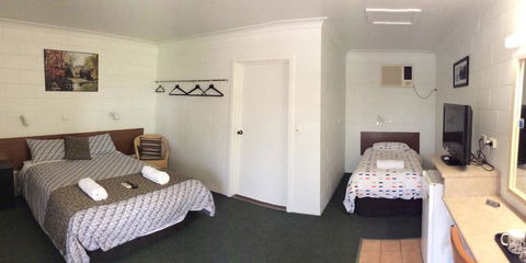 Cross Roads Motel - Holiday Sunshine Coast 1