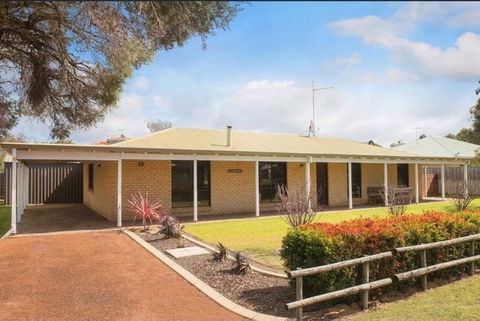 Crystal Shores - Quindalup - Holiday Sunshine Coast 1