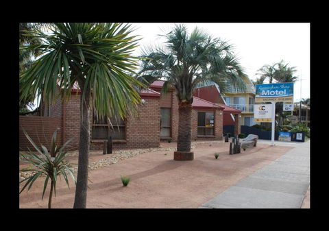 Cunningham Shore Motel - Sunshine Coast Tourism 2