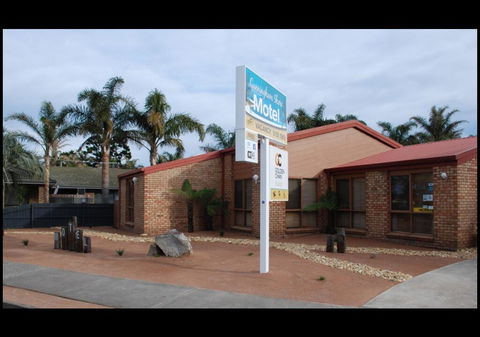 Cunningham Shore Motel - Sunshine Coast Tourism 1