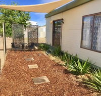 Cute Private Studio Flat with AIRCON - Holiday Sunshine Coast