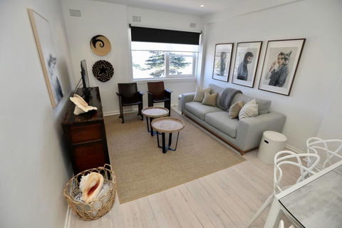 D'Luxe Designer Den Bondi-Ocean View Apartment - Sunshine Coast Tourism 3