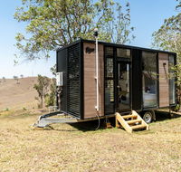 Dam It Getaway Tiny House - Holiday Sunshine Coast