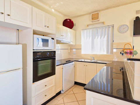 Debra Court 5 - Sunshine Coast Tourism 2