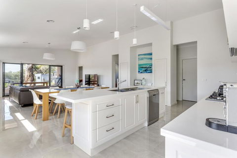 Diamond Bay Beach House: Brand New - Sunshine Coast Tourism 3
