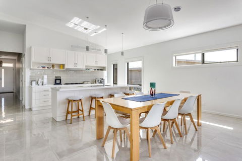 Diamond Bay Beach House: Brand New - Sunshine Coast Tourism 2