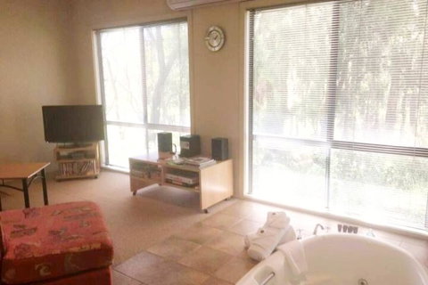Do You Have To Self Isolate Do It In Peace & Tranquility - Sunshine Coast Tourism 1