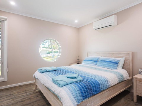 Dolphin Escape Soldiers Point', 121 Soldiers Point Road - Sunshine Coast Tourism 3