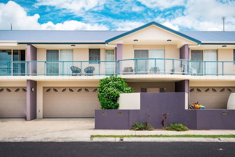 Driftwood - Modern Townhouse - Sunshine Coast Tourism 0