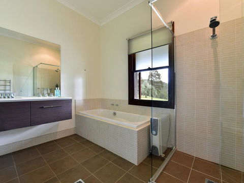 Eagles Rest @ Maluna Vineyard - Holiday Sunshine Coast 1