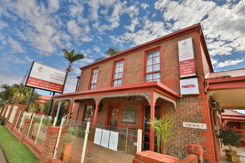 Early Australian Motor Inn - Holiday Sunshine Coast 0