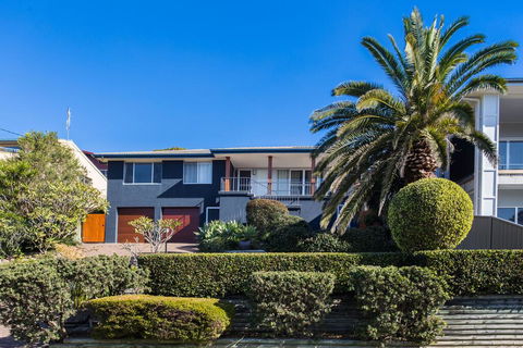 Easy Living At 14 Daphne Street - Sunshine Coast Tourism 1