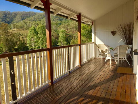 Eighteen Mile Cottage - Holiday Sunshine Coast 0