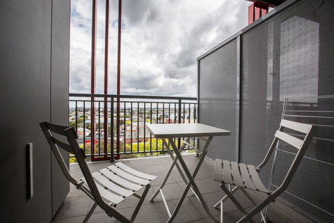 Elegant 2BR@Footscray Station - Sunshine Coast Tourism 1