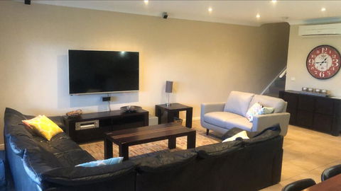 ELSINOR Townhouse 2 - Holiday Sunshine Coast 2