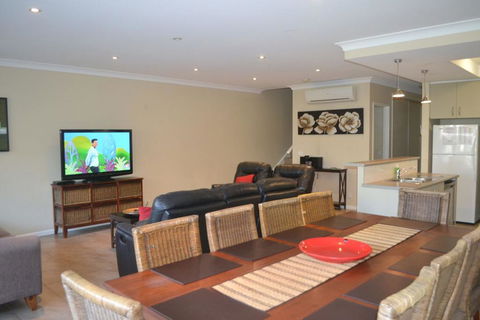 ELSINOR Townhouse 4 Mulwala - Holiday Sunshine Coast 3