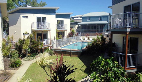 Emu's Beach Resort - Holiday Sunshine Coast 3