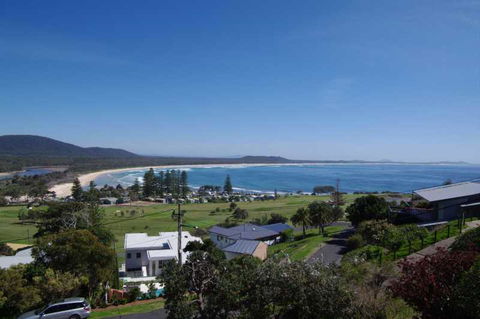 Endeavour, 10 Dulconghi Street - Holiday Sunshine Coast 1