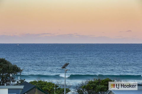 EXCLUSIVE OCEAN VIEW PENTHOUSE ON MARINE PARADE - Holiday Sunshine Coast 1