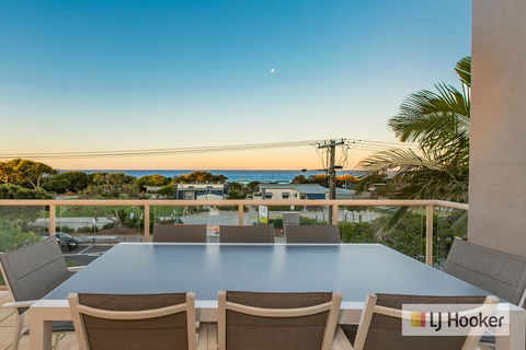 EXCLUSIVE OCEAN VIEW PENTHOUSE ON MARINE PARADE - Holiday Sunshine Coast 0