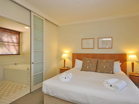 Executive 1 Bedroom Spa Villa Located Within Cypress Lakes Resort - Holiday Sunshine Coast 2