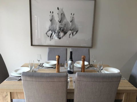 Executive Mansion, Spring Racing, Melbourne Cup - Sunshine Coast Tourism 1
