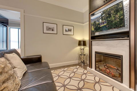 Explore The Blue Mountains On Foot - Sunshine Coast Tourism 0