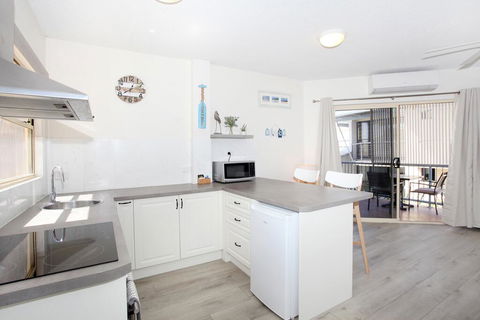 FABULOUS BEACHFRONT POSITION - Holiday Sunshine Coast 3