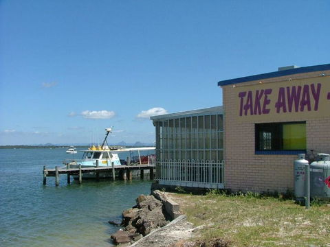 Fabulously Presented Family Retreat On Bribie Island - Holiday Sunshine Coast 2