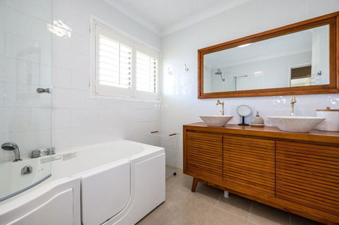 Fabulously Presented Family Retreat On Bribie Island - Holiday Sunshine Coast 3