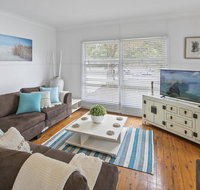 Family Beach House With Parking and Outdoor Dining