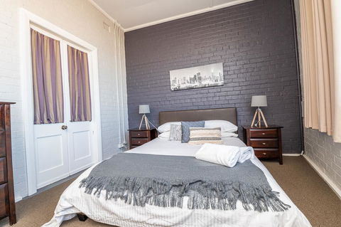 Five Ways CBD Apartment - Spacious, Wifi, Free Parking - Holiday Sunshine Coast 2