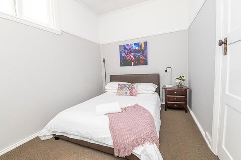 Five Ways CBD Apartment - Spacious, Wifi, Free Parking - Holiday Sunshine Coast 1