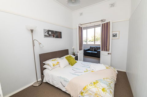 Five Ways CBD Apartment - Spacious, Wifi, Free Parking - Holiday Sunshine Coast 3