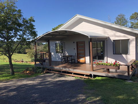 Flame Tree Chalet - Sunshine Coast Tourism 0
