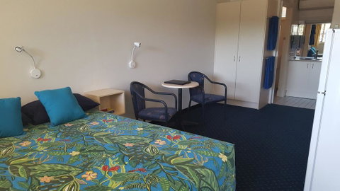Fourth Ave Motor Inn - Sunshine Coast Tourism 3