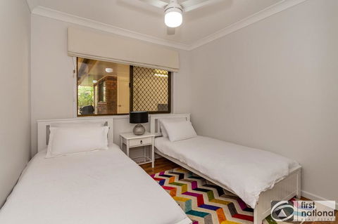 Freshly Revovated Dog Friendly House Walking Distance To Waterfront! - Sunshine Coast Tourism 3