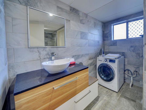 GCHM Beachside Getaway With Netflix & Wi-Fi - Holiday Sunshine Coast 3