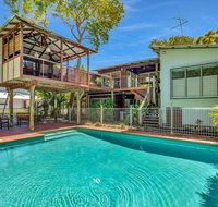 Gecko's Rest - Rainbow Shores Executive Beach House Pet Friendly Pool Wi-fi