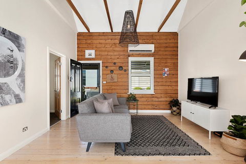 Geelong West Miner's Cottage - Holiday Sunshine Coast 1