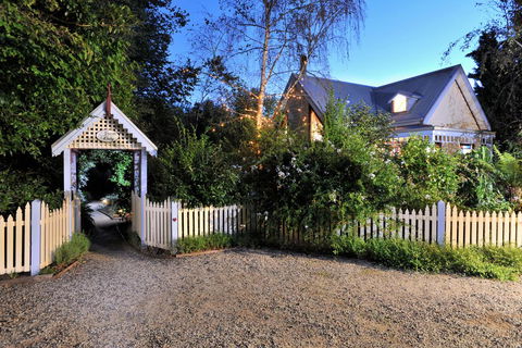 Gembrook Cottages - Sunshine Coast Tourism 0