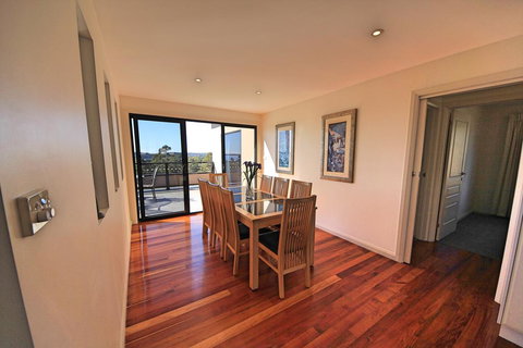 Georges Bay Luxury - Sunshine Coast Tourism 3