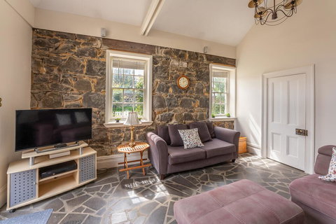 Georgia - Sunshine Coast Tourism 0