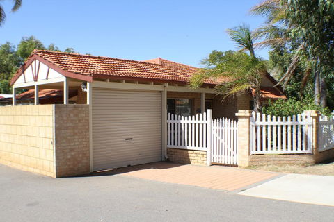 Geraldton Luxury Retreat 2 - Sunshine Coast Tourism 0