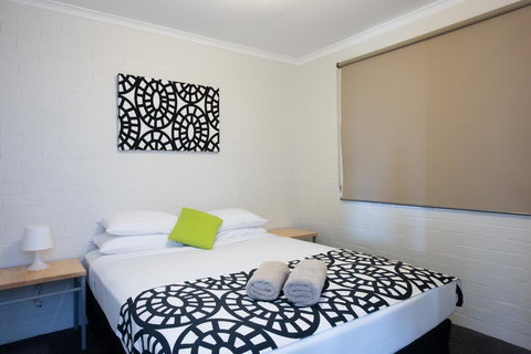Geraldton's Ocean West Holiday Units & Short Stay Accommodation - Holiday Sunshine Coast 0