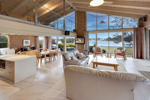Getaway - Waterfront Island Living - Sunshine Coast Tourism 1