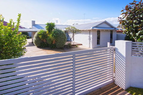 GIFFORD HOUSE - Holiday Sunshine Coast 0